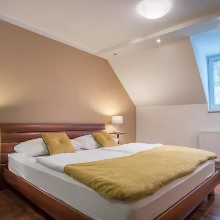 Old Town 3 Bedroom Presidential Loft Appartamento
